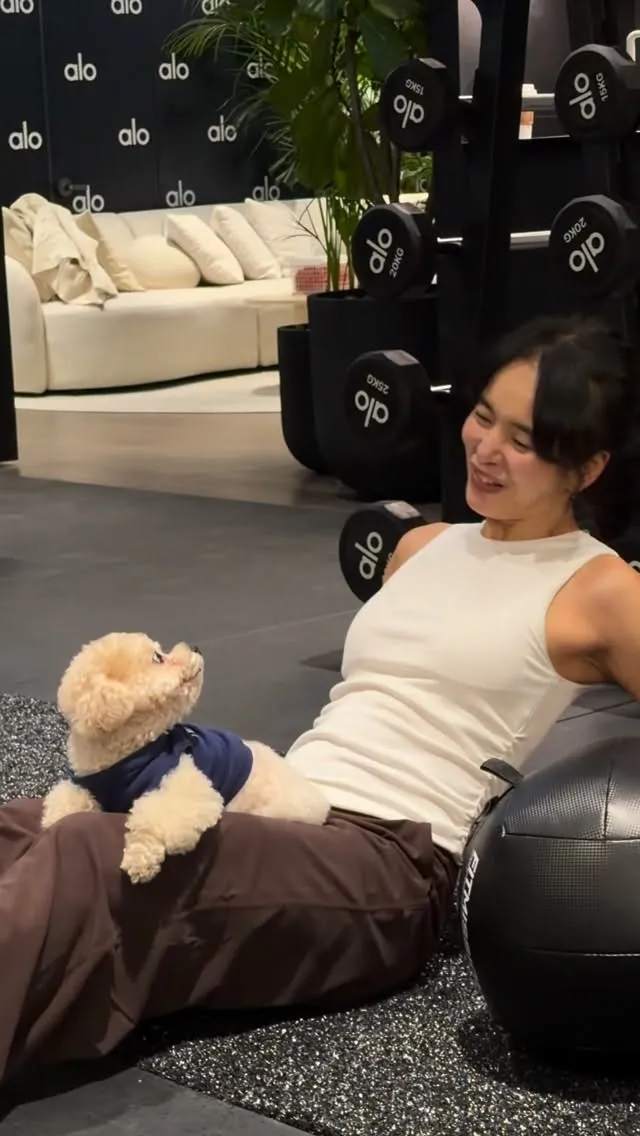 Jung Hye-young curte momentos felizes com seu adorável cão de estimação