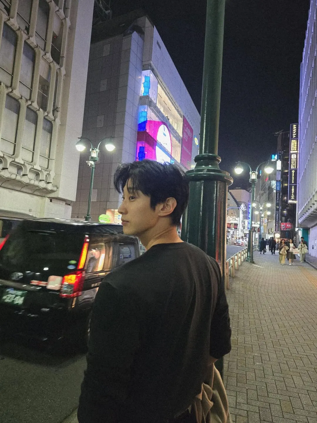 진영, 도쿄의 밤길에서 여유로운 모습