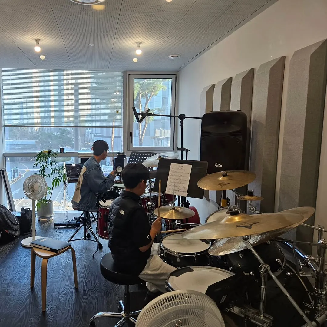 Jang Sung-kyu cùng các con thử sức với trống!