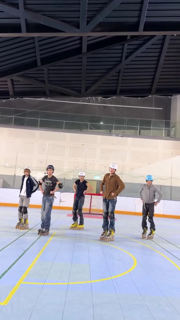 科爾蒂斯, 藝人, 滾軸溜冰