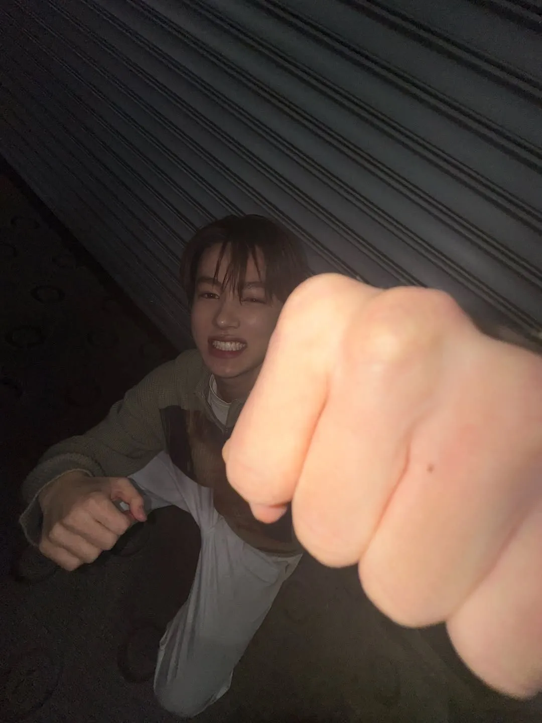 ‘멋진’ 코르티스, 주먹 쥐고 반항적인 모습 공개