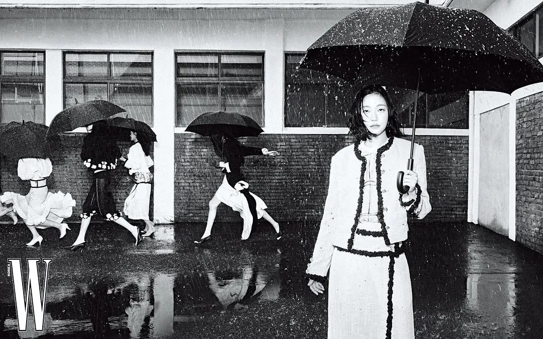 優雅なキム・ゴウン、雨の日に際立つ魅力