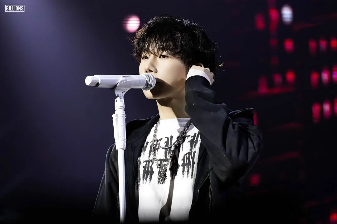 Kim Sung-kyu Penuh Semangat, Bersinar di Atas Panggung