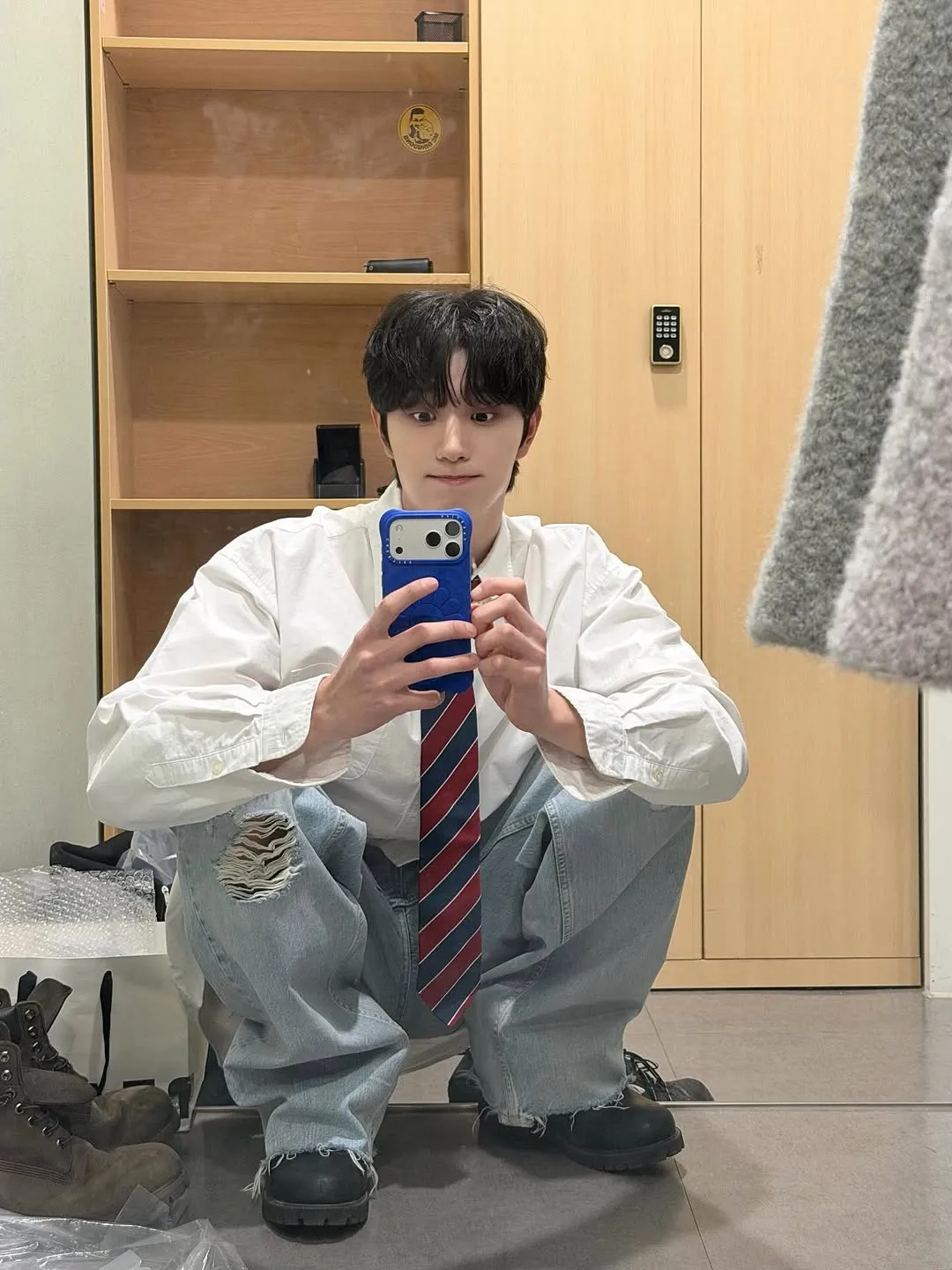 金載沅以襯衫配牛仔褲展現造型，更新 Instagram