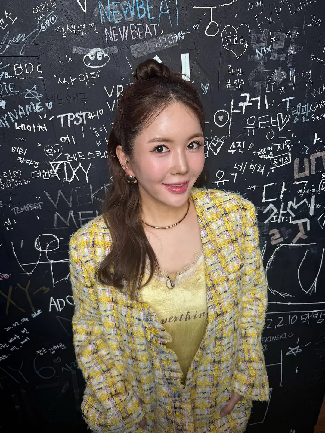 笑容明媚的张英兰，尽染春光的模样