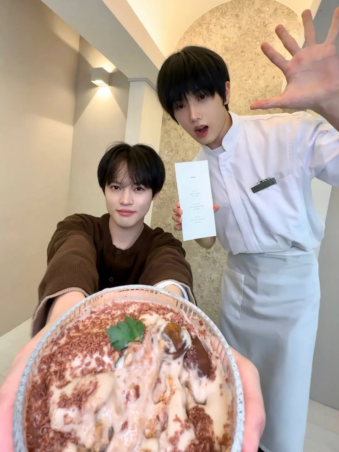 Conta oficial do NCT exibe um charme adorável em traje de chef