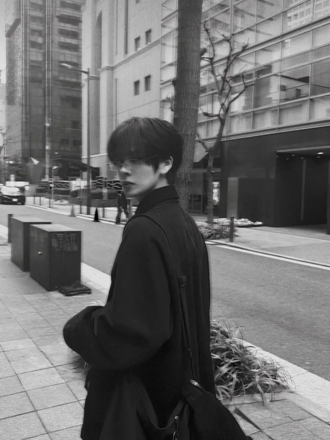 Serim (CRAVITY) đầy cảm xúc, thong dong giữa phố thị