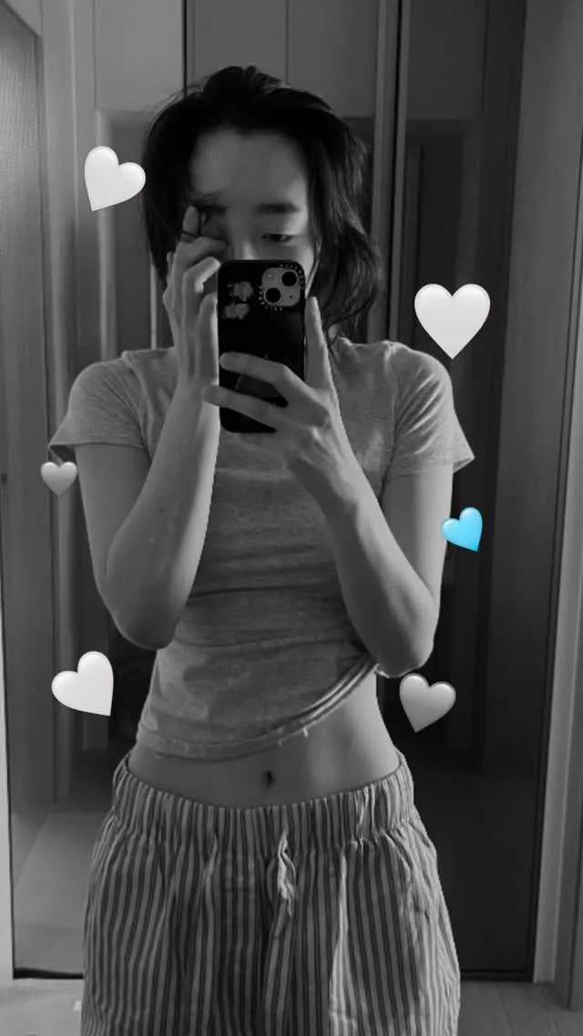 Min-ha Kim deslumbra con su encanto relajado: una belleza que brilla en lo natural