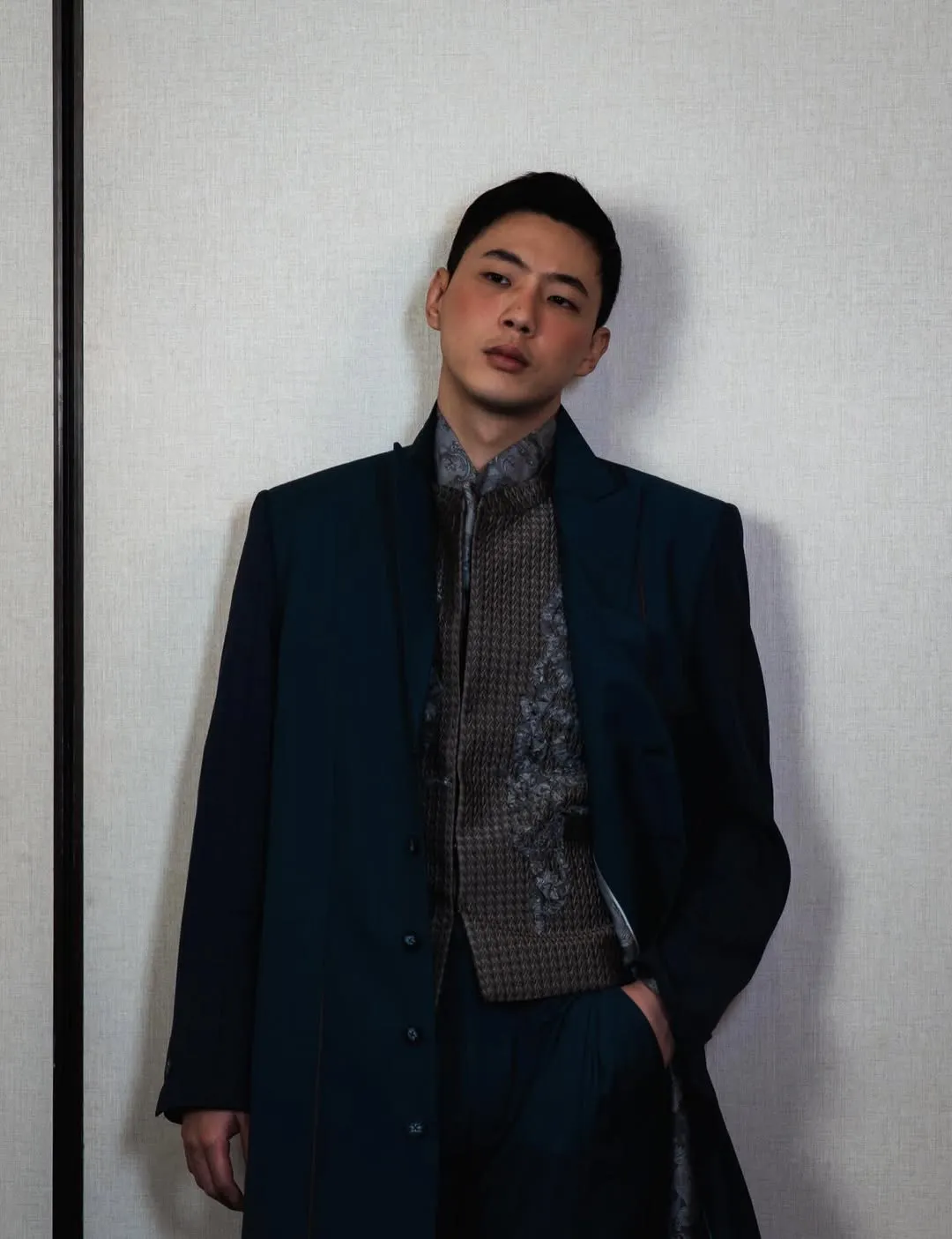 Kim Ji-soo lịch lãm, tỏa sáng tại show ấn tượng