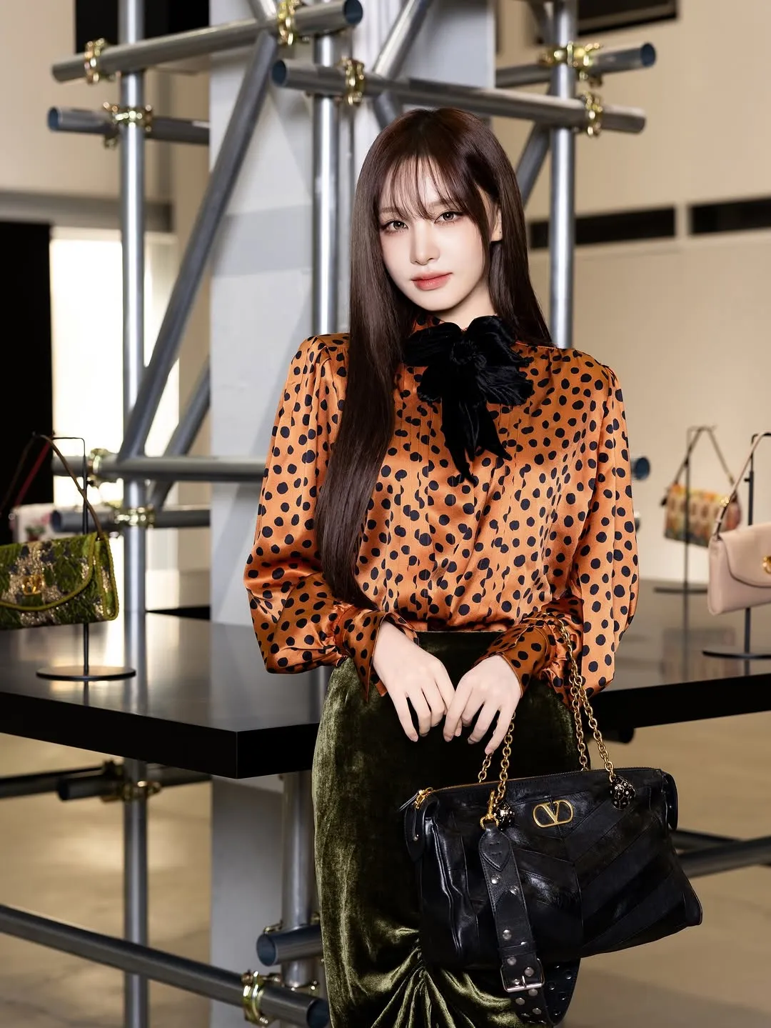 時髦洗練的 IVE Liz，與華倫天奴 Valentino 同行