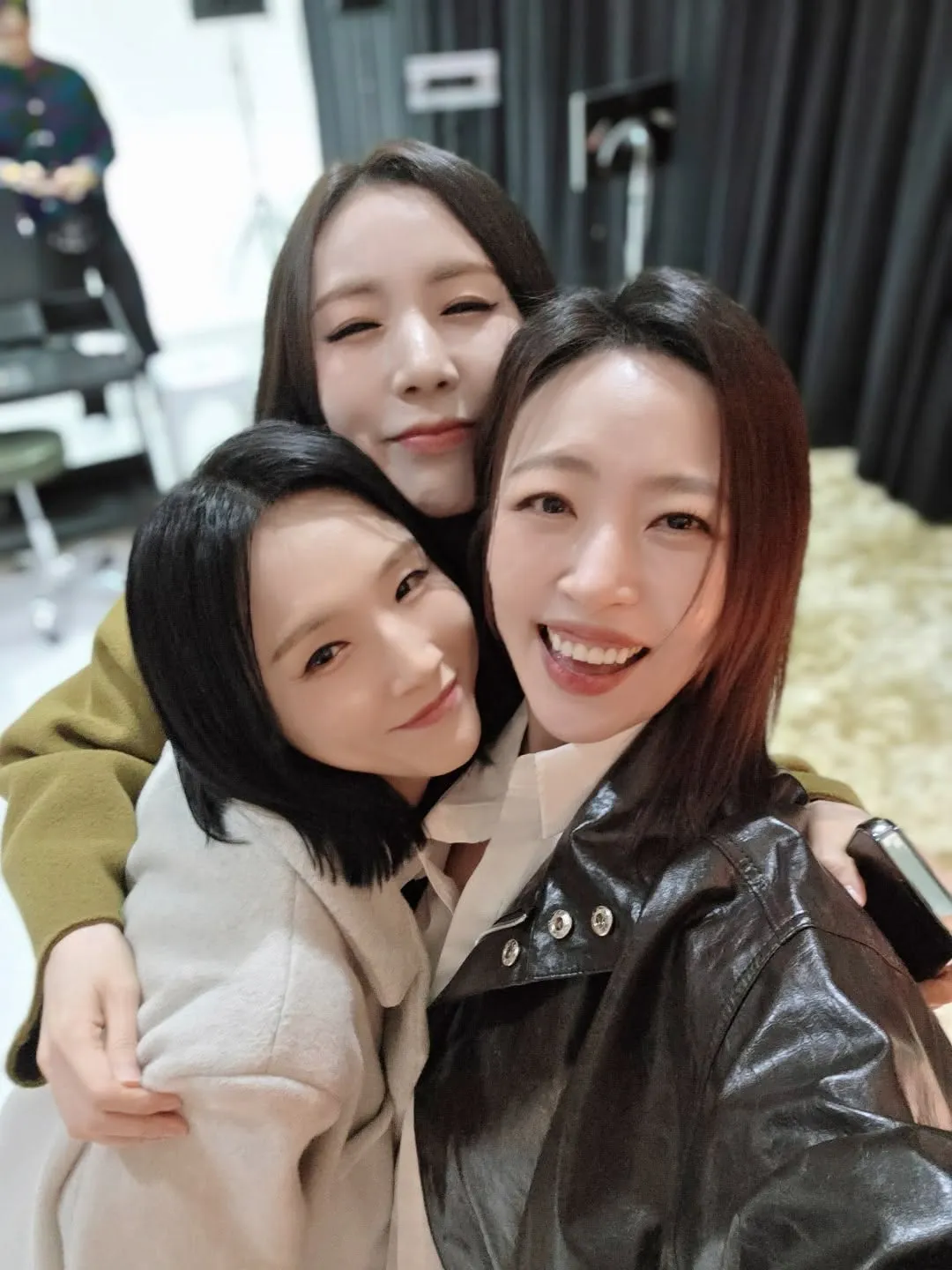 Shim Eun-jin vào chế độ selfie rộn ràng, cập nhật Instagram ngập tràn nụ cười