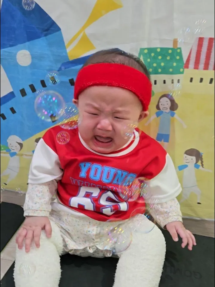 Khoảnh khắc đáng yêu: Bé của Kim Na-yul bật khóc tại trung tâm văn hóa