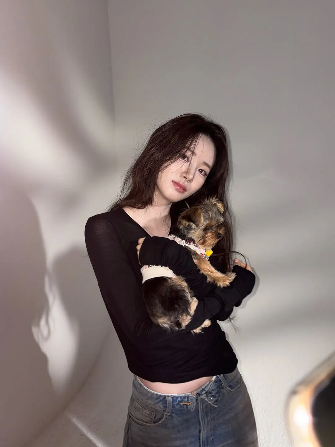 Momen manis Shin Si-a bersama anjing kesayangannya