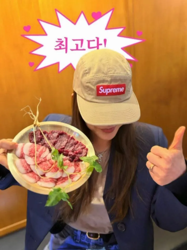 可爱的蔡利娜，晒出白天小酌照