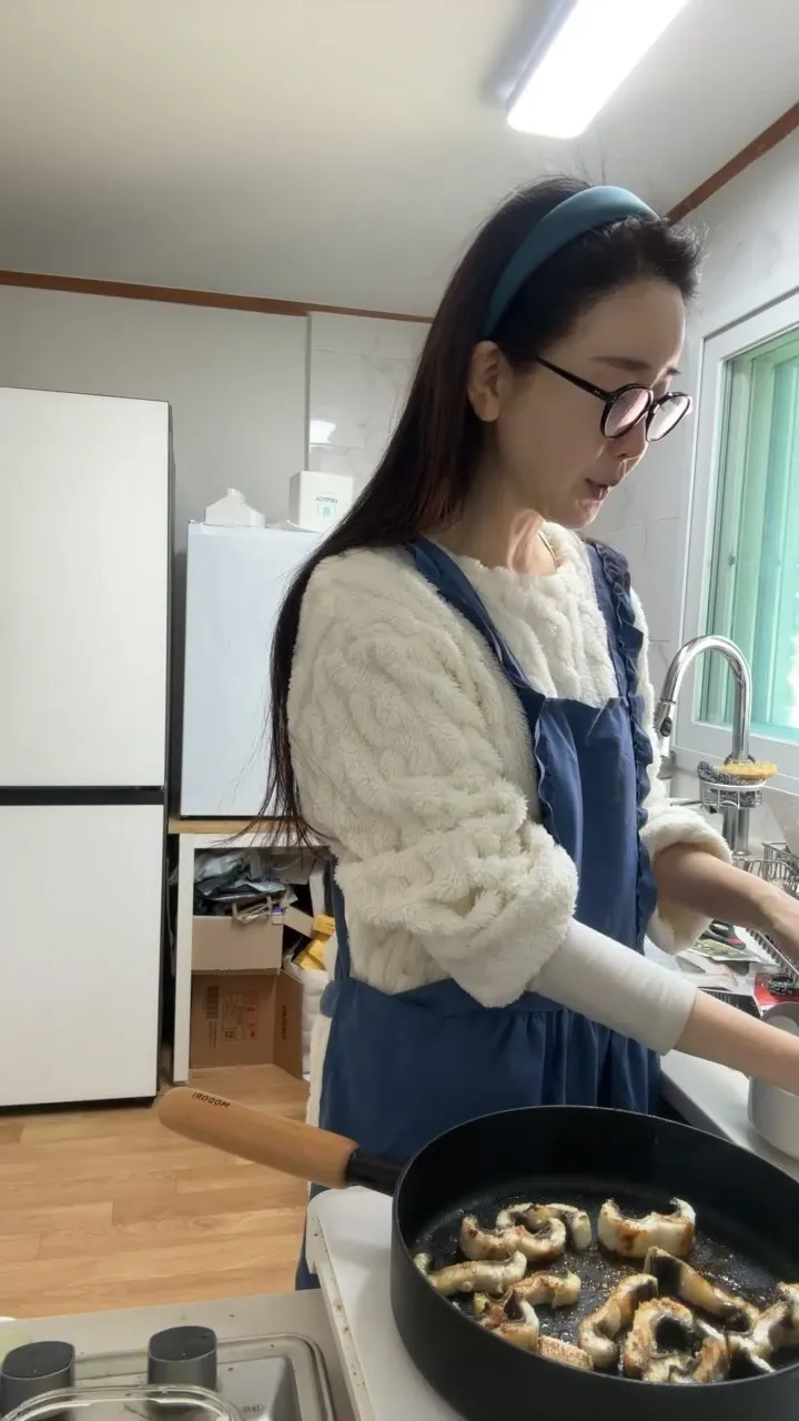 Ham So-won khoe món lươn tự nấu tại nhà