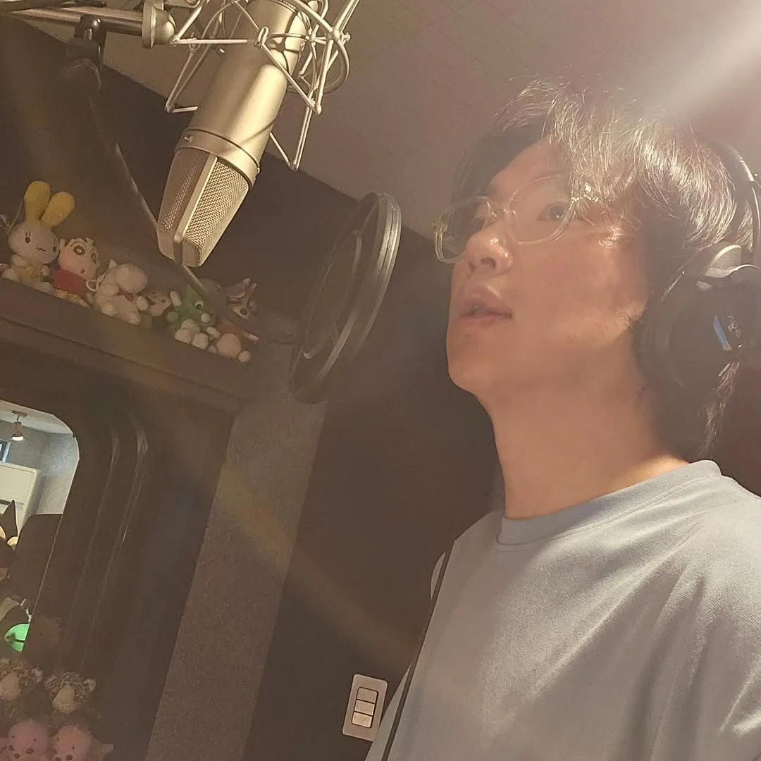 Jang Sung-kyu ditemani boneka-boneka lucu di studio rekaman