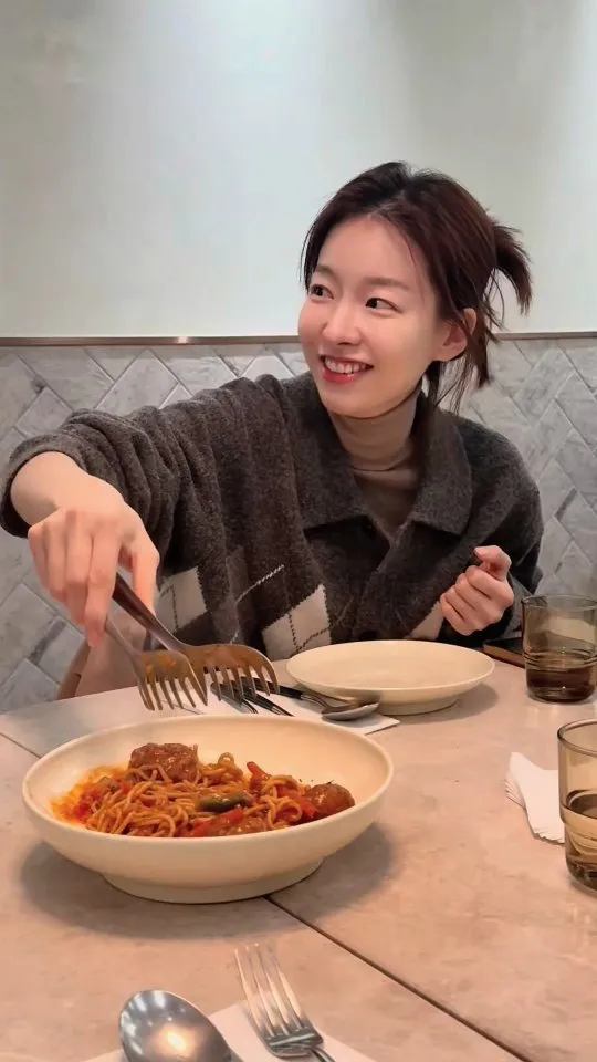 Lee Si-a lém lỉnh, nở nụ cười rạng rỡ trước món ăn