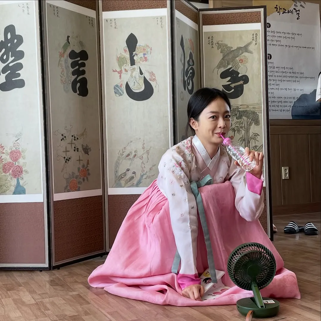 Jeon So-min khoe vẻ rạng rỡ ngày xuân