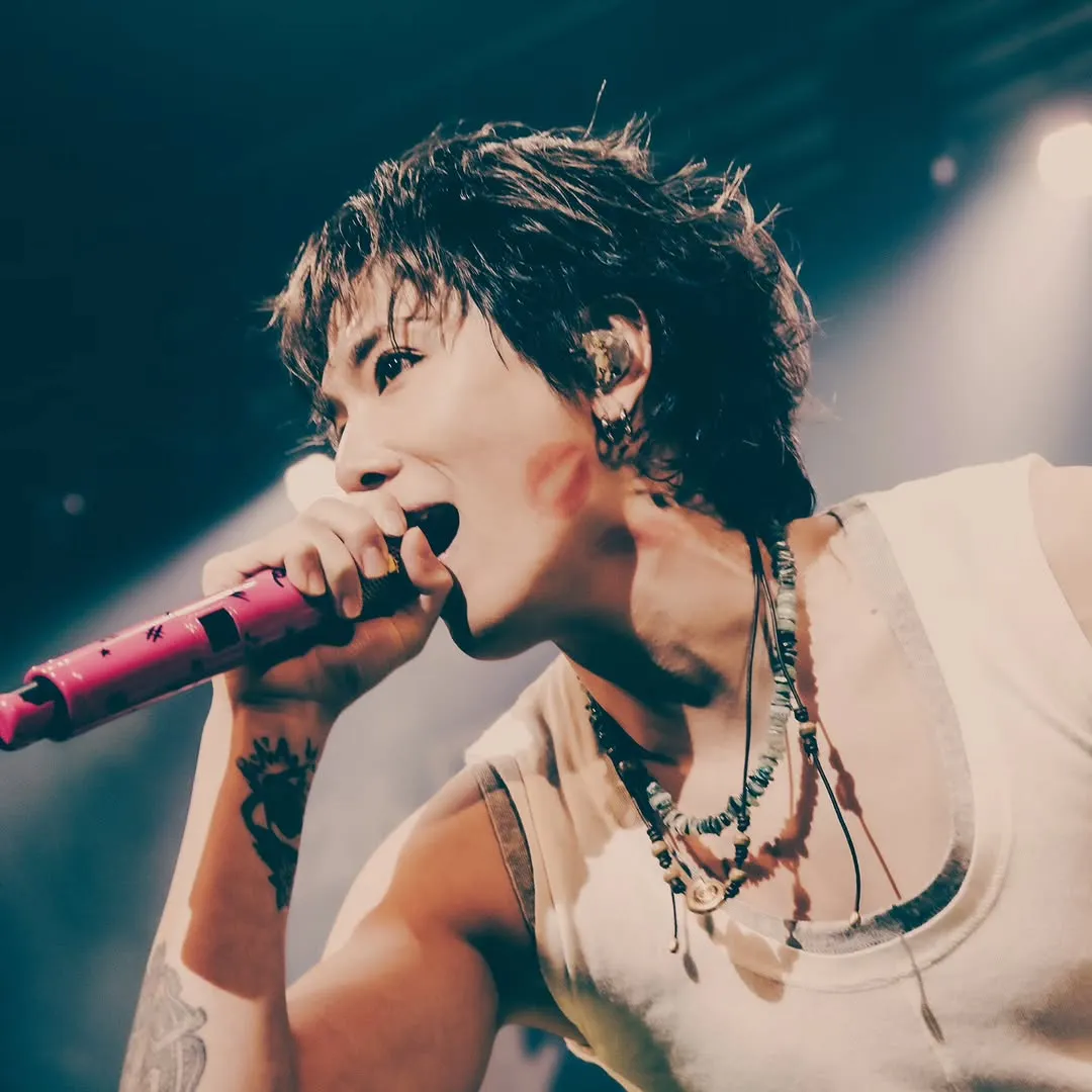 Sân khấu bùng cháy: Lee Hong Ki đăng loạt ảnh mới