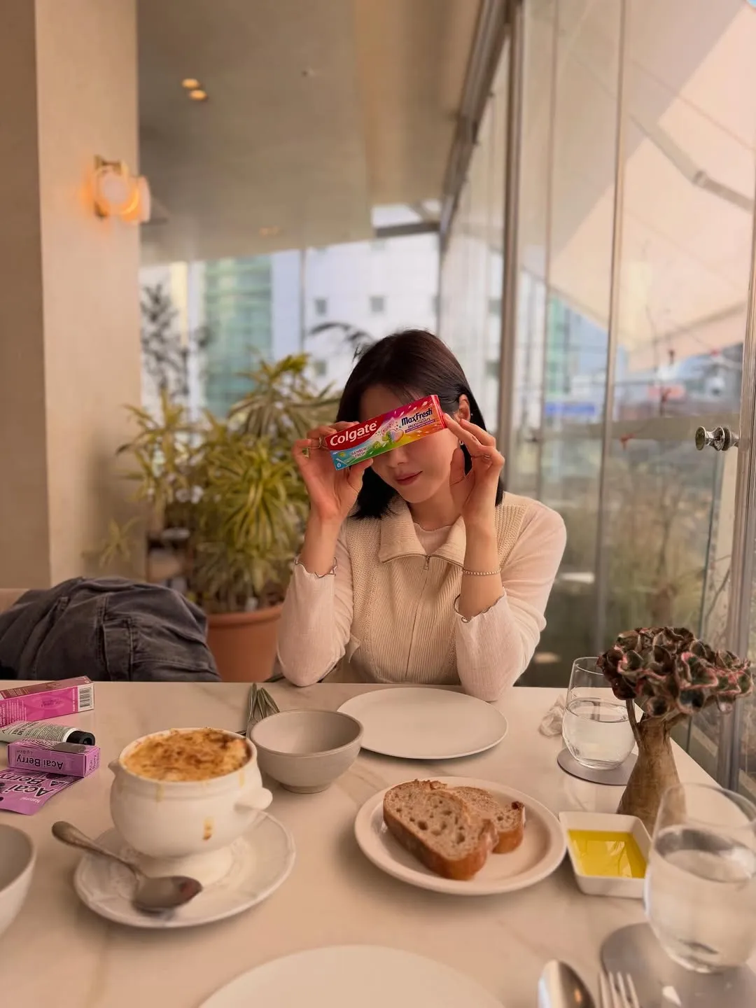 Park Hana enamora al mostrar su día con artículos tendencia