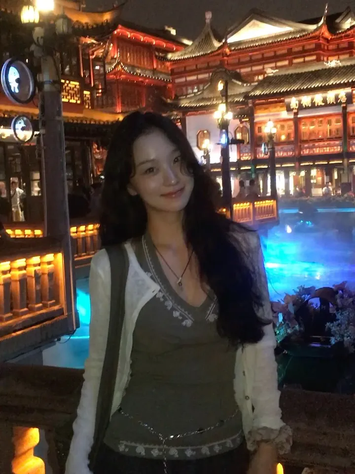 Kim Yi-kyung, aktris, Instagram, Shanghai, pemandangan malam
