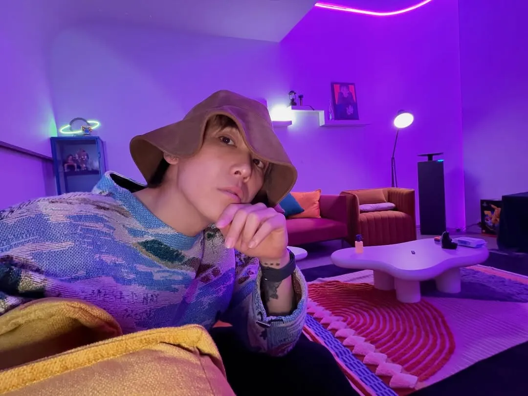 李洪基悠然自在，下班後的閒適模樣