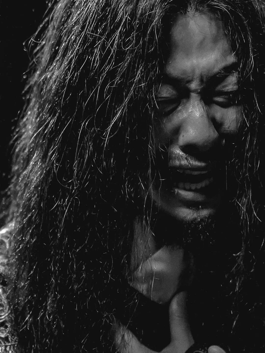 Lee Dong-hwi exibe emoção intensa em atualização no Instagram