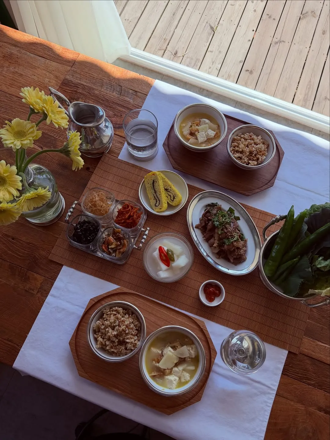 Jin Jae-young Shares a Warm Spring Table Setting — Fans Ask if It’s For Sale