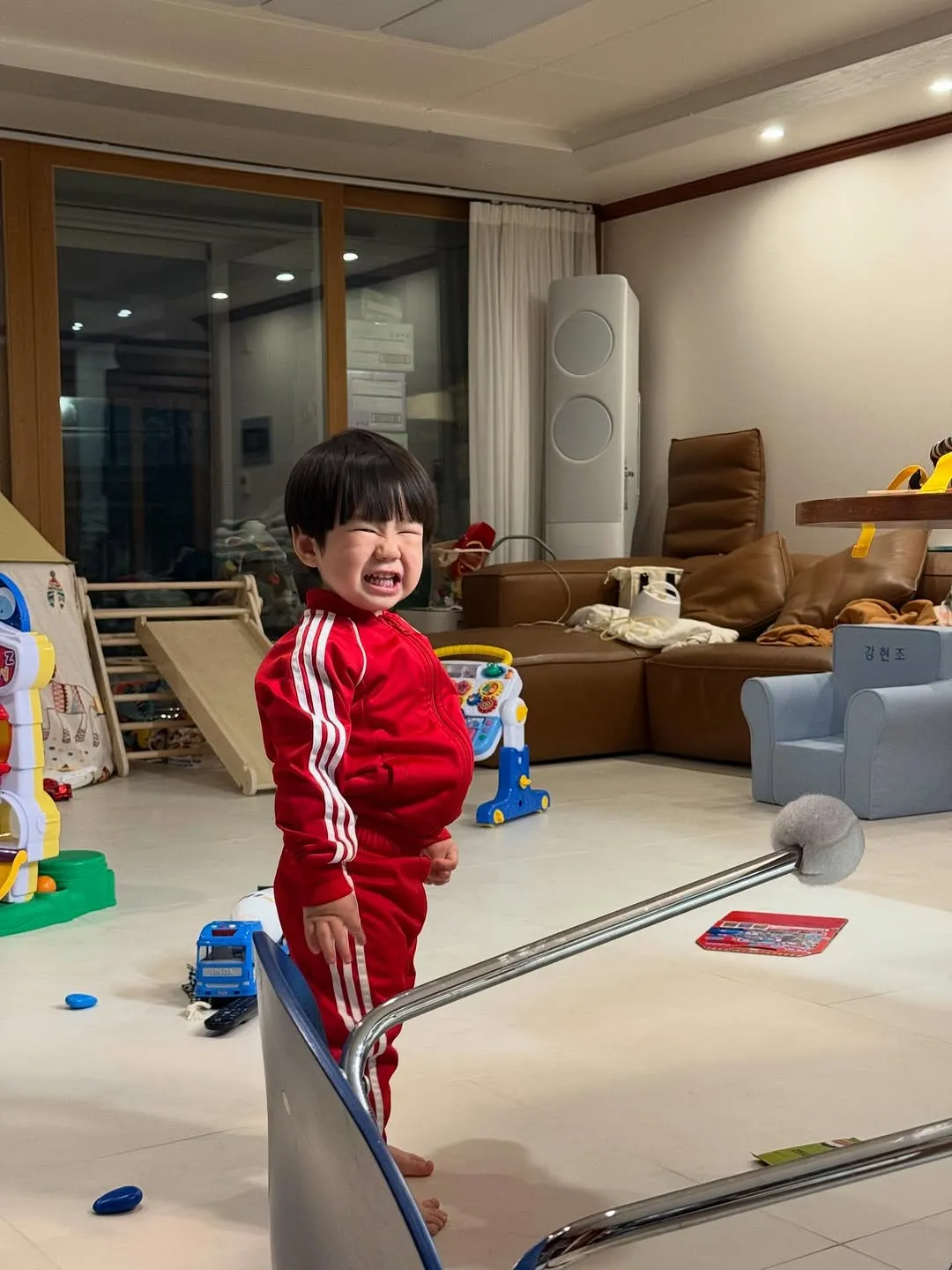 Senyum menggemaskan Lee Eun-hyung, pamer gaya Adidas