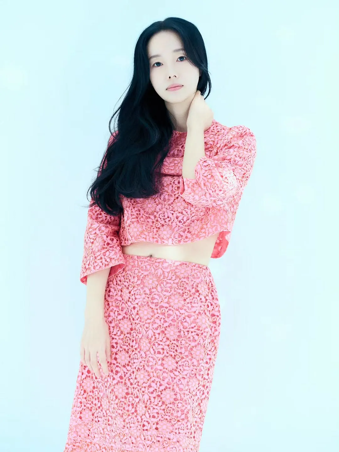 Lee Jung-hyun như nàng thần mùa xuân, diện váy hồng rực rỡ