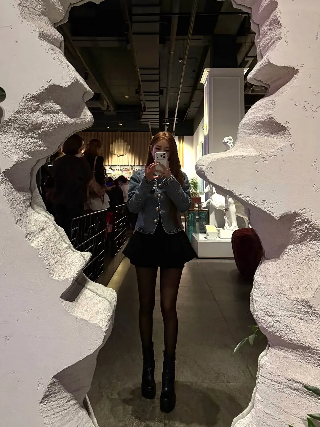 可爱的居丽公开牛仔夹克自拍