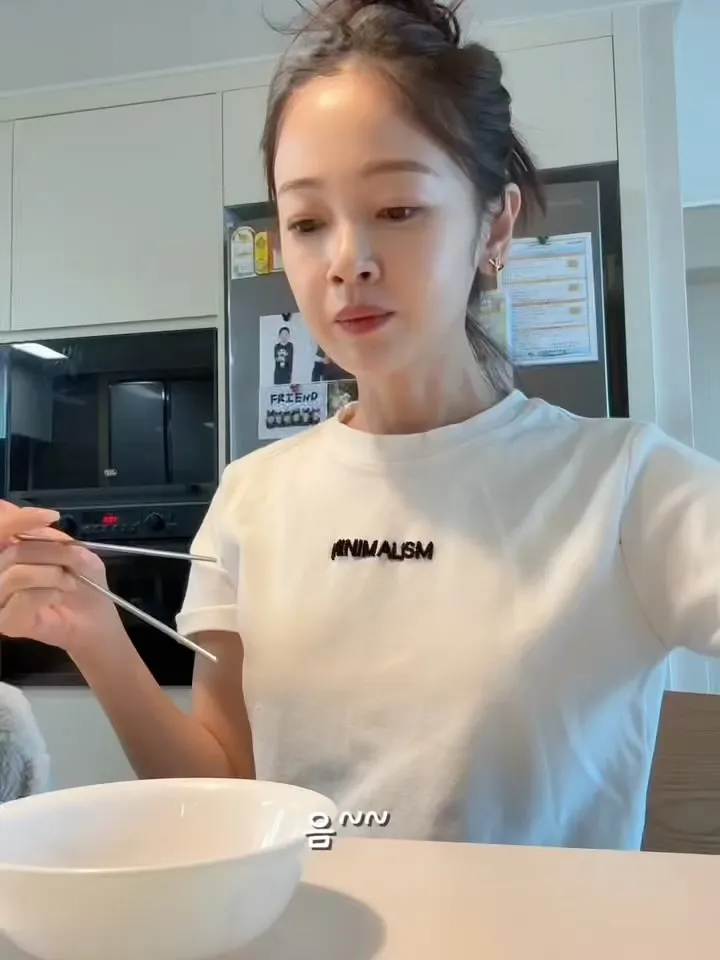 Kim Bo-mi khoe món chân gà ngon miệng