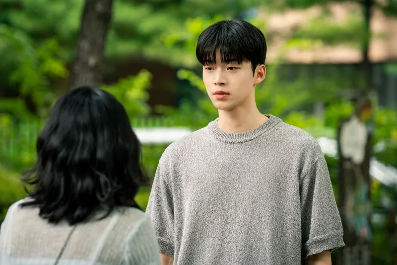 Kim Kang-min bertransformasi menjadi Lee Soon-gyu dengan tatapan memikat