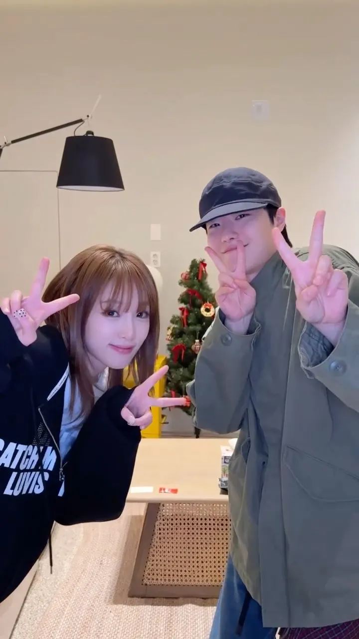 "귀엽고 발랄한" 최예나, 우즈와 함께한 순간 공개