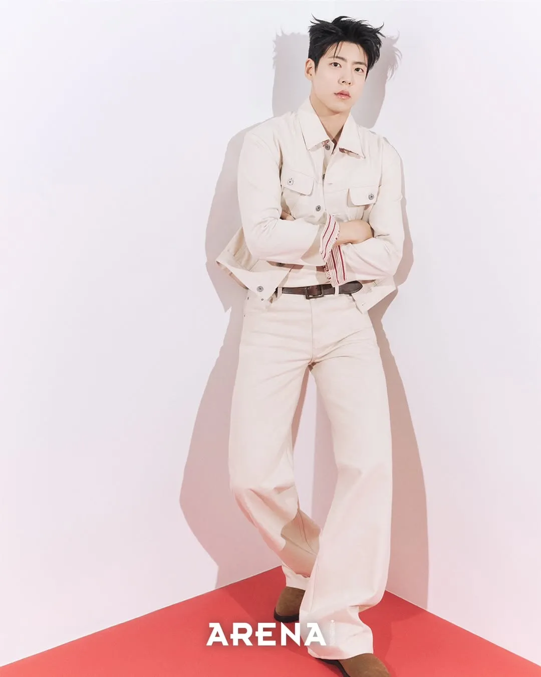 Choi Woo-sung memikat, jadi sorotan lewat pemotretan Arena