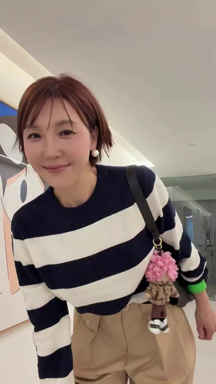 チェ・ウンギョン, インスタグラム, ファッション, アーガイルニット, ピンクストライプ