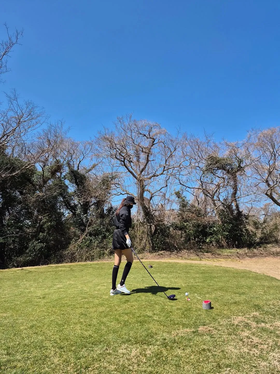 韩多感在晴朗天气中享受高尔夫