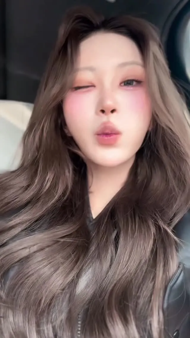 “Quá xinh” Choi Jun-hee, biến hóa với kiểu trang điểm