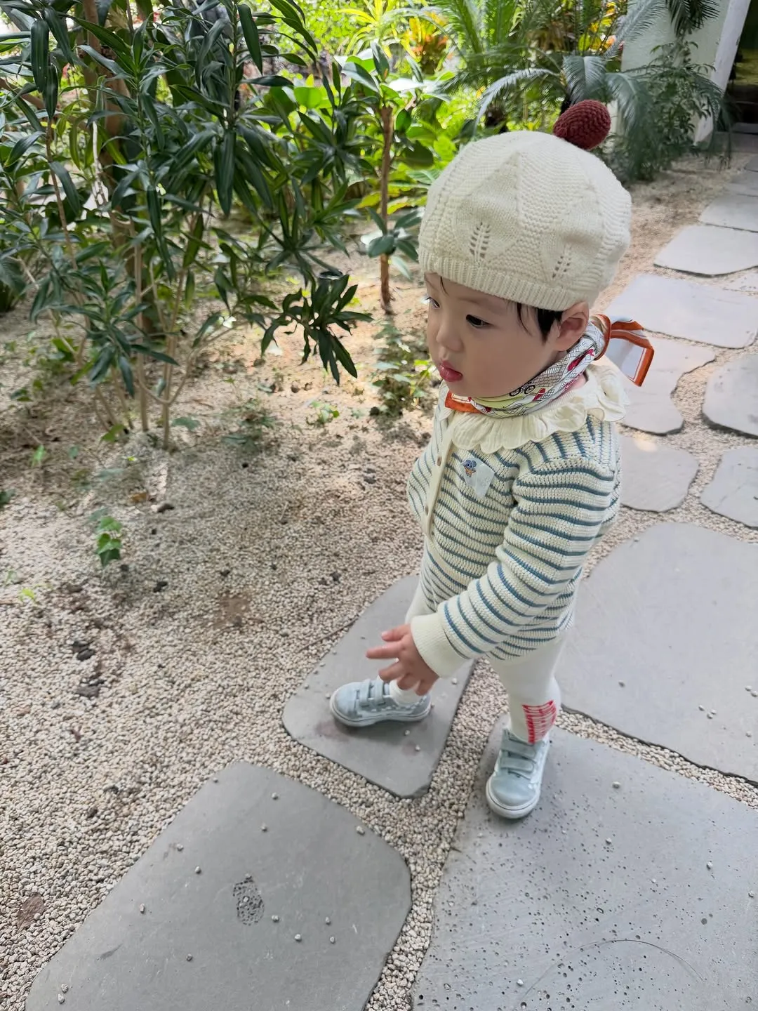Woo-in yang menggemaskan, tampil bak anak fashionista