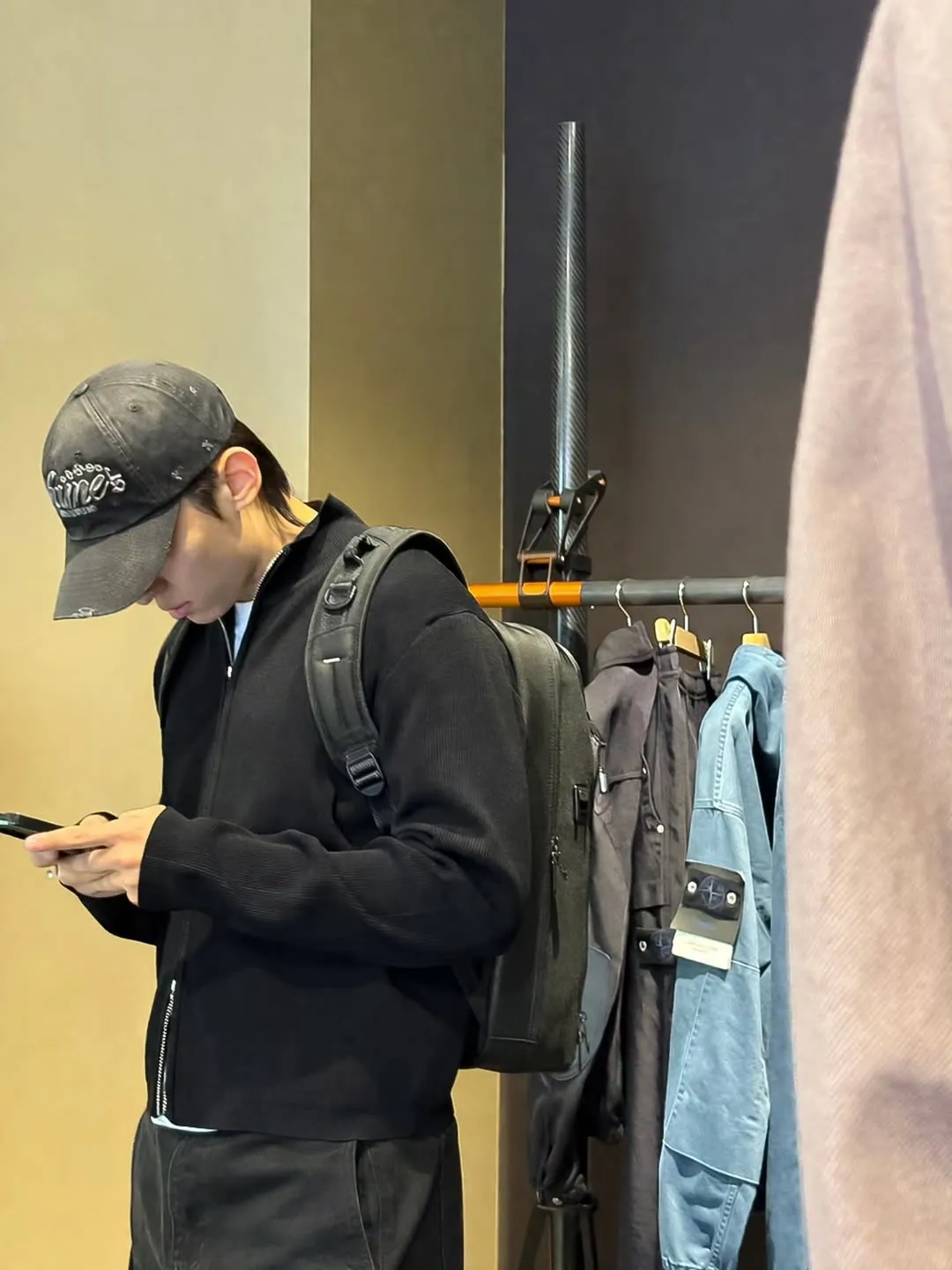 Dex tampil stylish, mengungkap keseharian di toko fashion