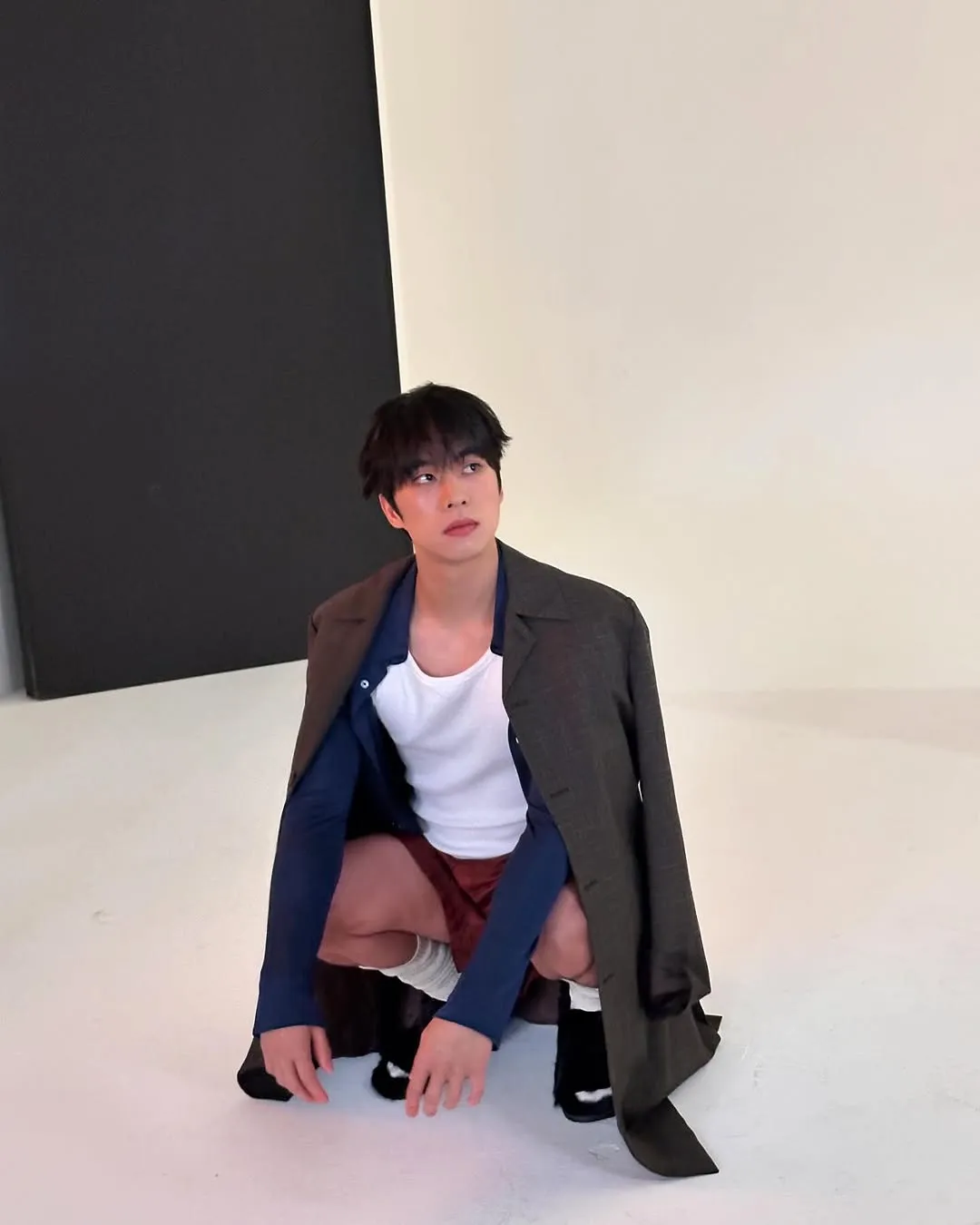 Jo Han-gyeol Tampil Keren, Rilis Cuplikan di Balik Layar Dazed