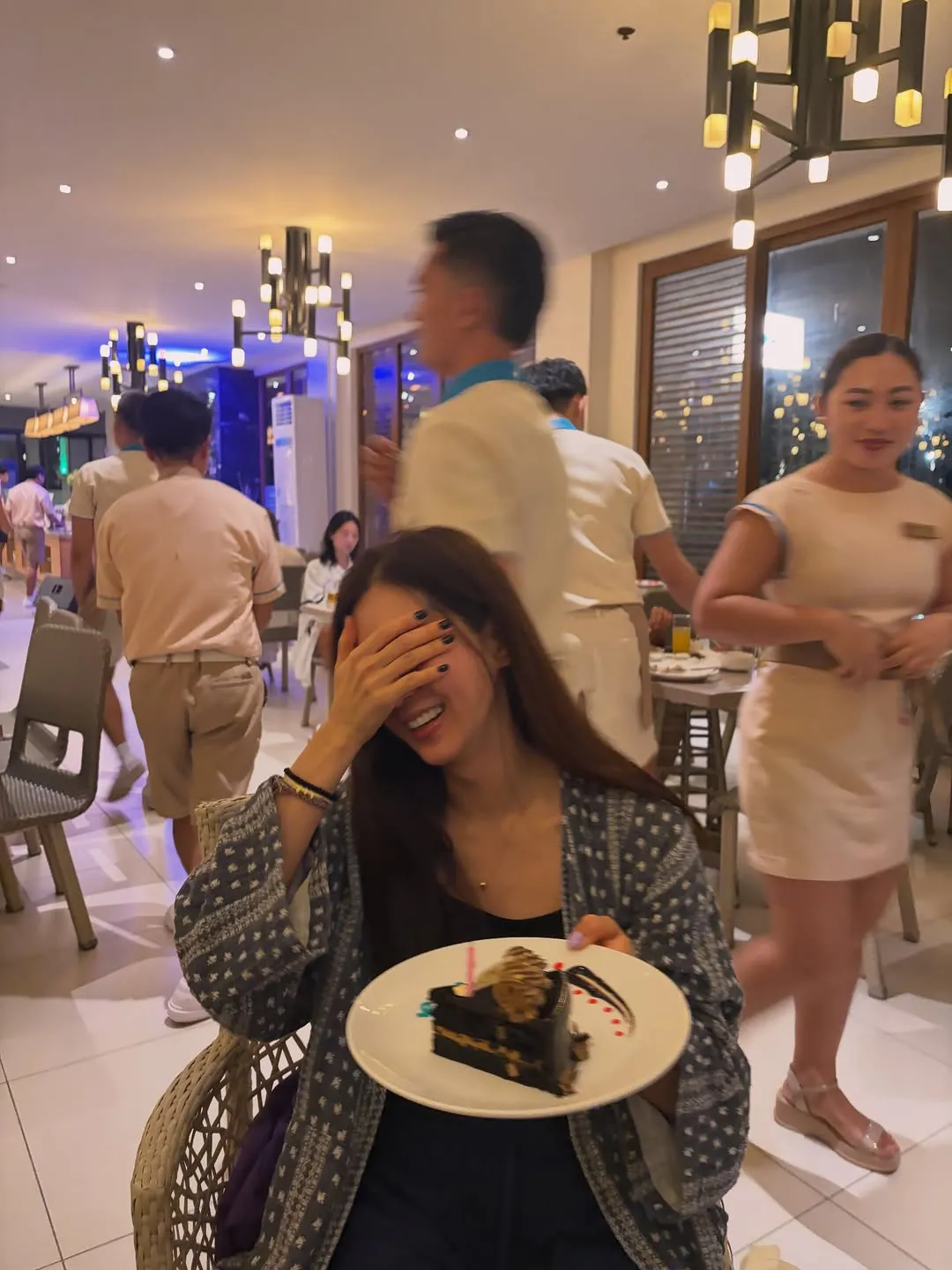 韩彩雅在生日祝福中露出幸福微笑