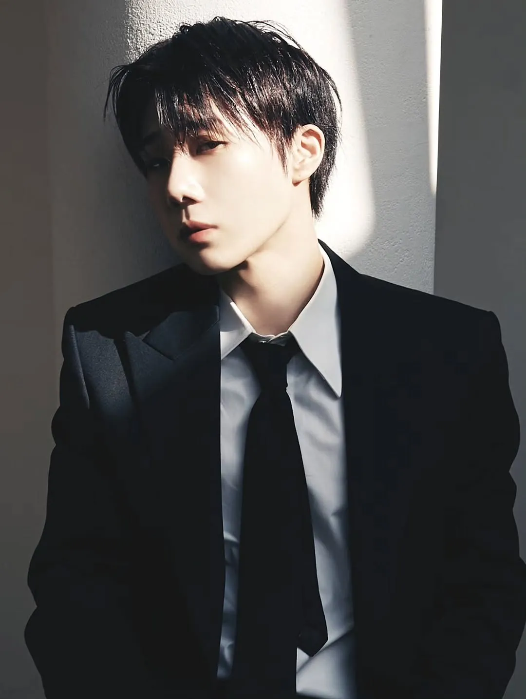 Com clima envolvente, Kim Sung-kyu divulga imagens antes do show