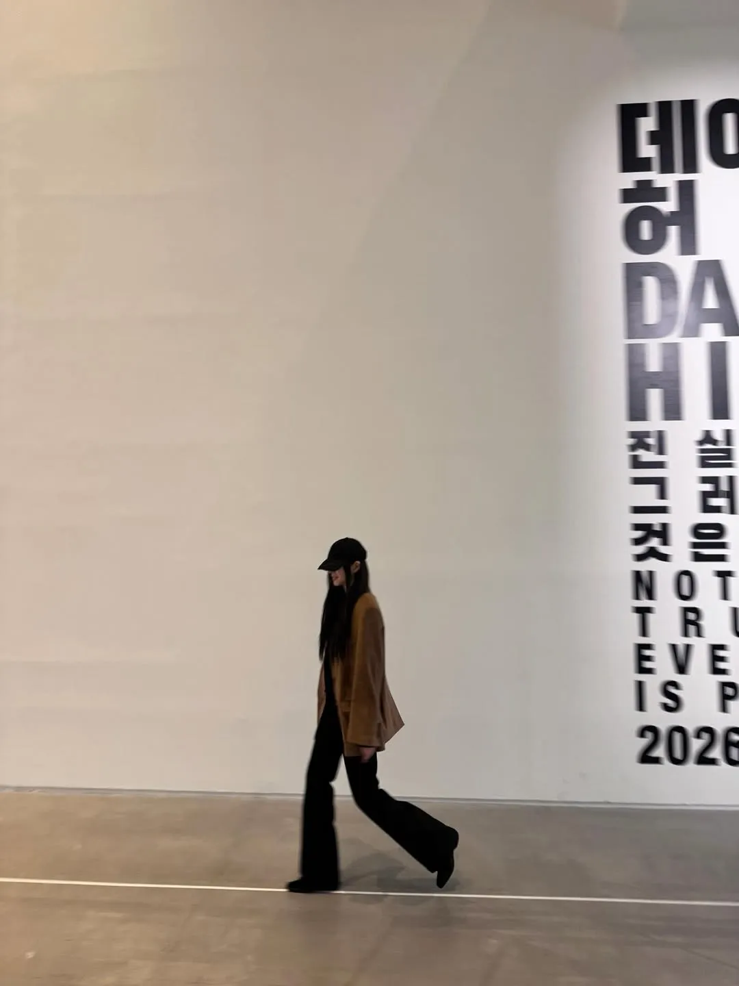 "Menyeberangi Batas" Lee Elijah, kunjungi pameran yang penuh aura misteri