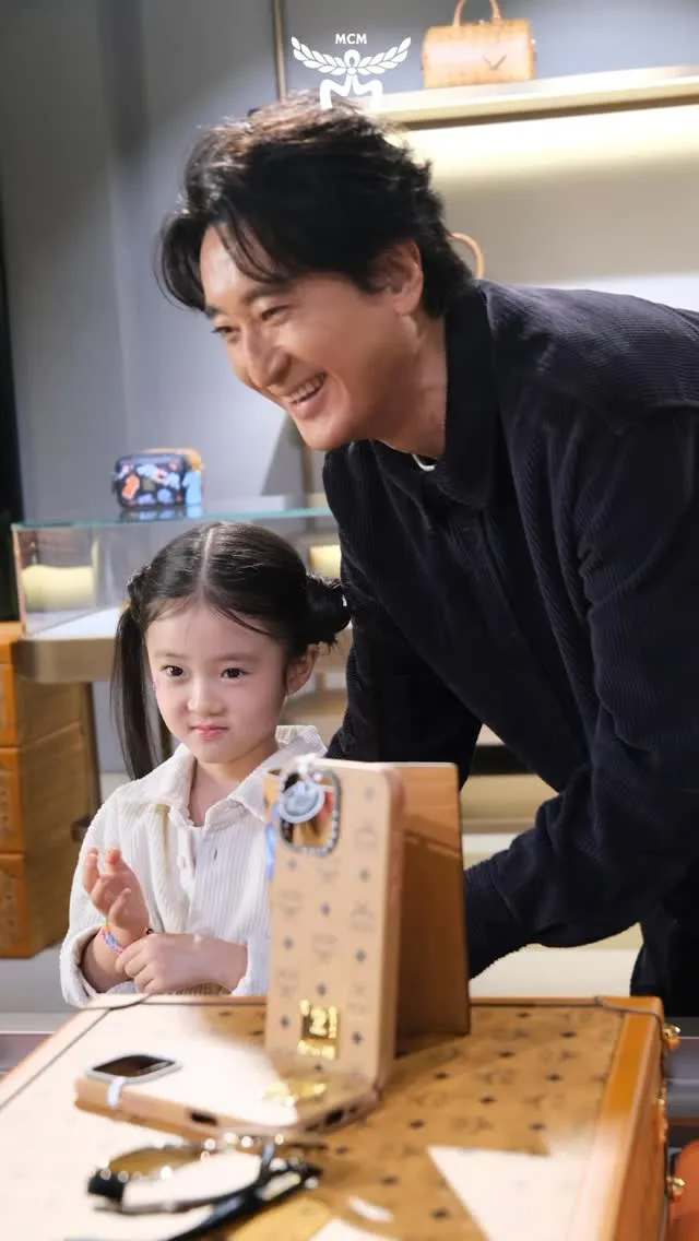 Shin Hyun-joon Kunjungi MCM Bersama Putrinya, Min-seo