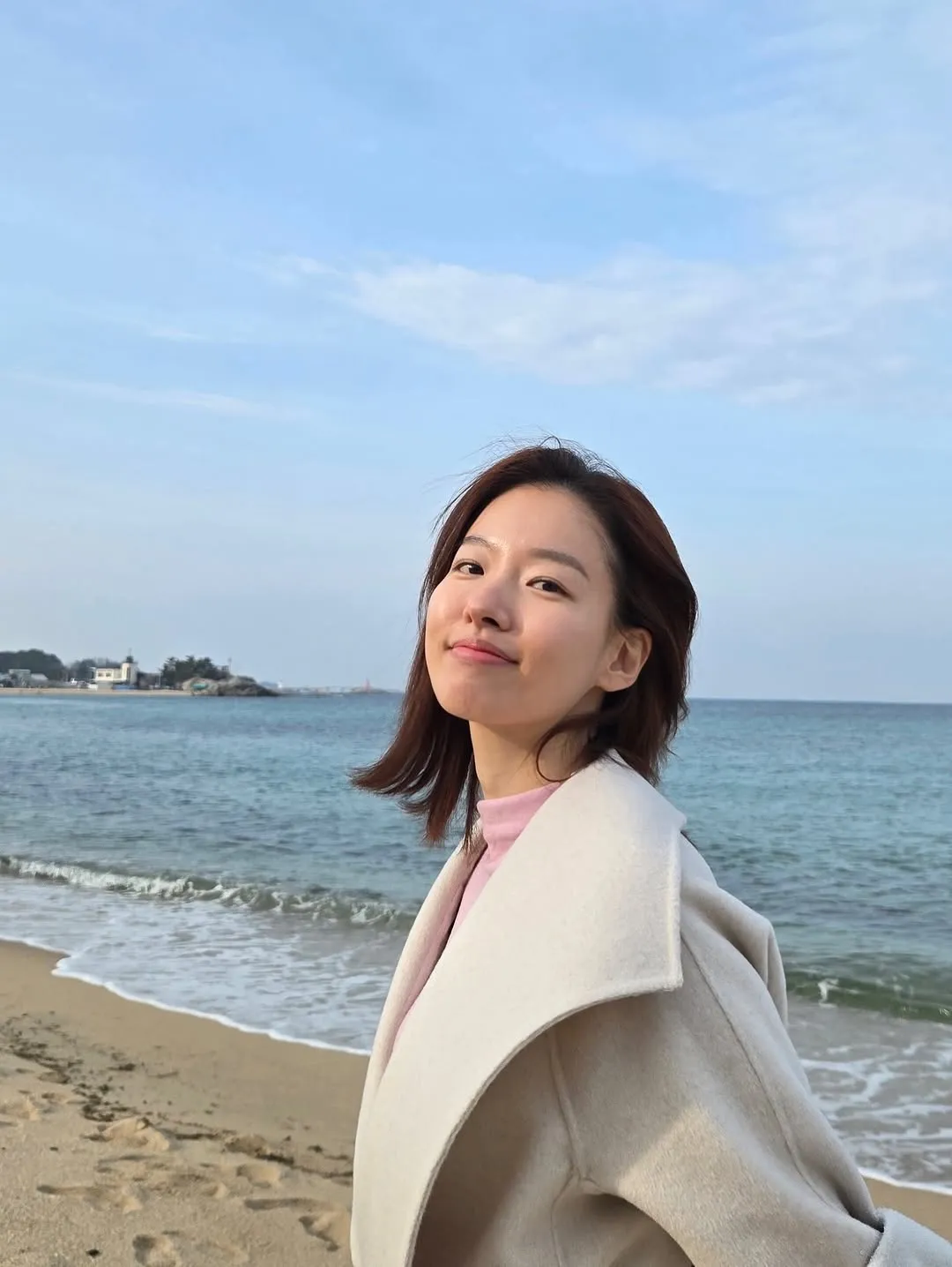 Si-a Lee’s Serene Beach Photos Go Viral — Surprise YouTube Live at 6 P.M. KST