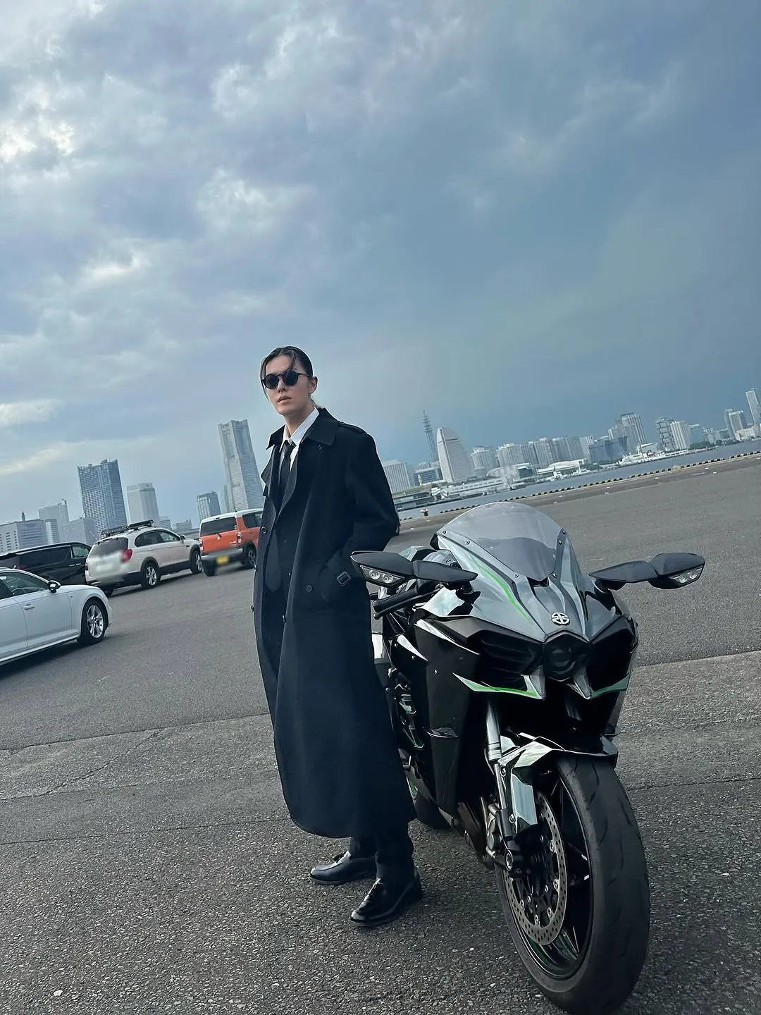 Yuta (NCT) đầy khí chất, tạo dáng bên xe mô-tô
