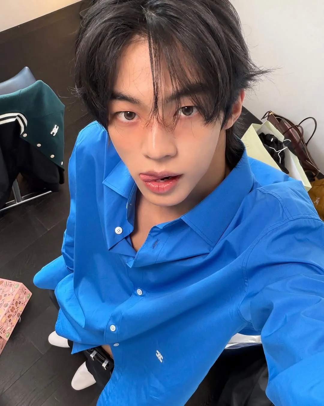 Sức hút áo sơ mi xanh, Dohoon (TWS)