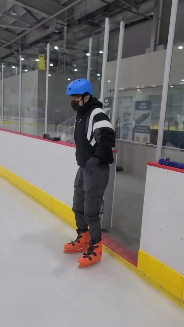 Kim Jung-hoon thử sức với trượt băng