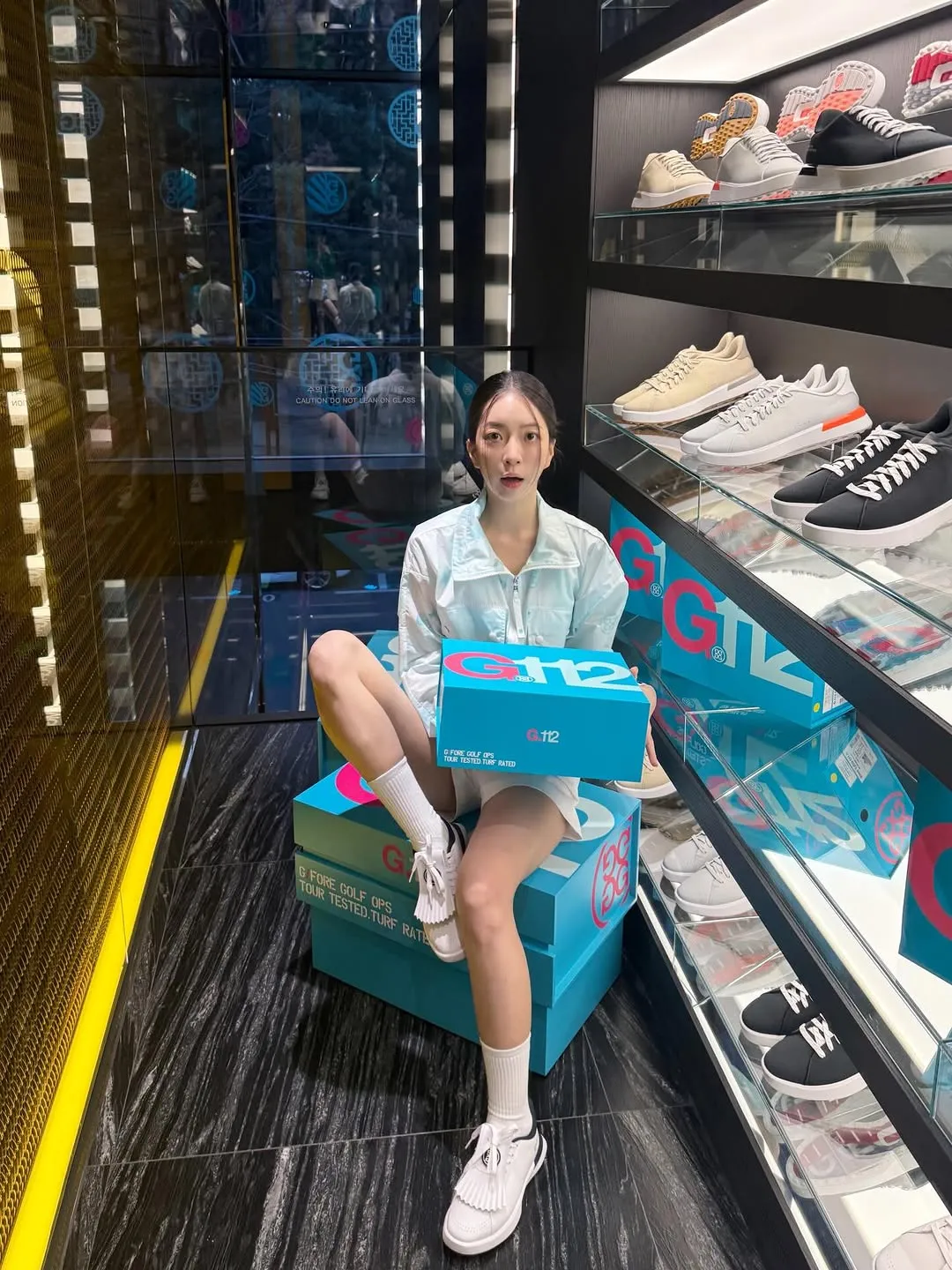 Jo A-young memancarkan pesona di gerai flagship G/FORE